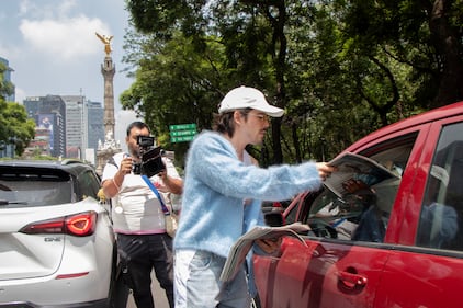 Morat reparte Publimetro en calles de CDMX