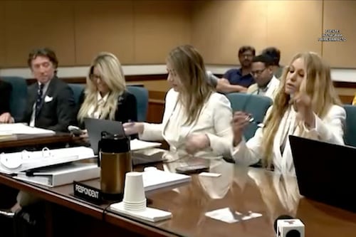 ¡Escándalo en la corte ! Paulina Rubio sufre caída en pleno juicio por la custodia de su hijo