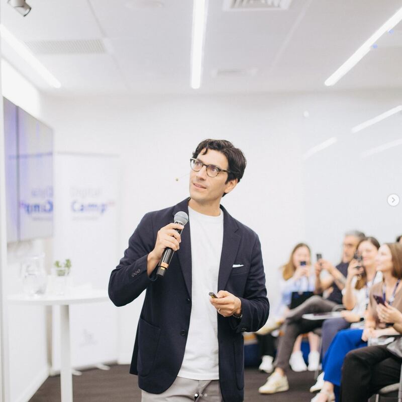 La plataforma de videos más grande del mundo se une al Dr. Mauricio González Arias para capacitar a médicos en la creación de contenido digital ético, riguroso y confiable