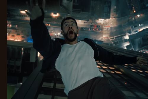 Bad Bunny se avienta de un edificio y es salvado por Spider-Man