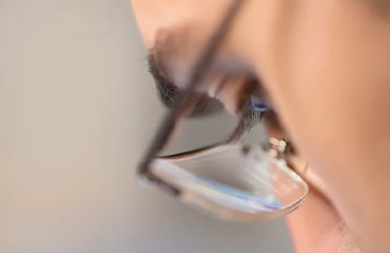 Un especialista explica cómo identificar la presbicia, sus señales, el impacto que tiene en la vida diaria y las tecnologías que permiten recuperar una visión cómoda a todas las distancias