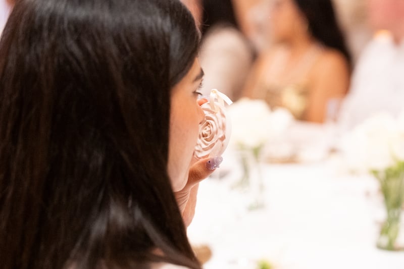 Elaborado con la codiciada Rosa Alba de Bulgaria, este Eau de Parfum conquista con su elegancia luminosa y su fijación prolongada. Conoce su origen, sus notas aromáticas y por qué será el nuevo sello personal de muchas mujeres.