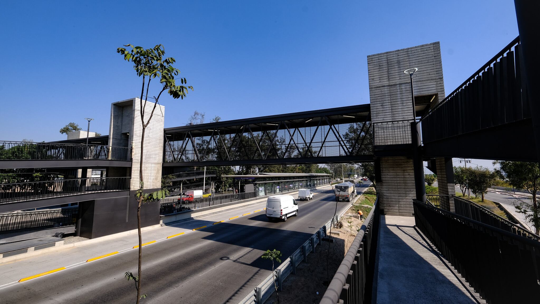 Serán en total 42 estaciones que salvo tres, tendrán acceso por puentes y rampas.