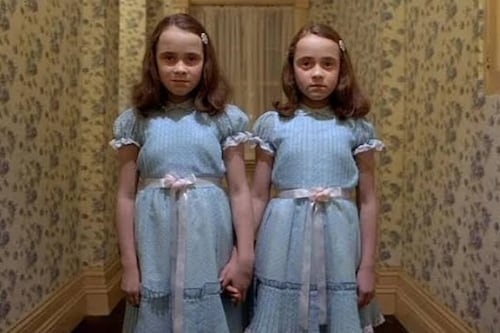 En Fotos: Así lucen Lisa y Louise Burns las gemelas siniestras de ‘El Resplandor’