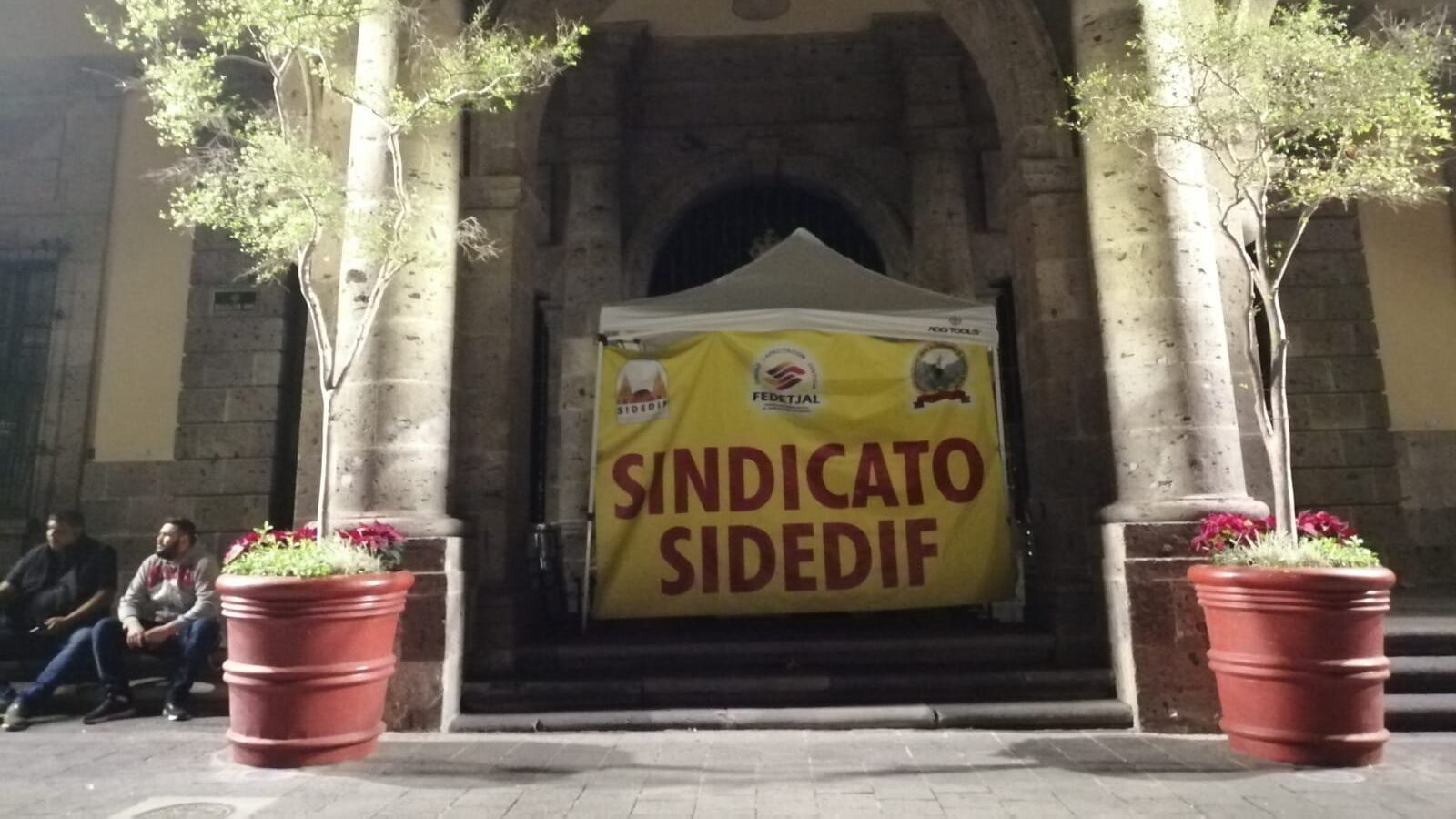 El plantó apenas cumplió unas horas antes de ser retirado a la fuerza por un grupo de choque se que se presentó al sitio durante la madrugada.