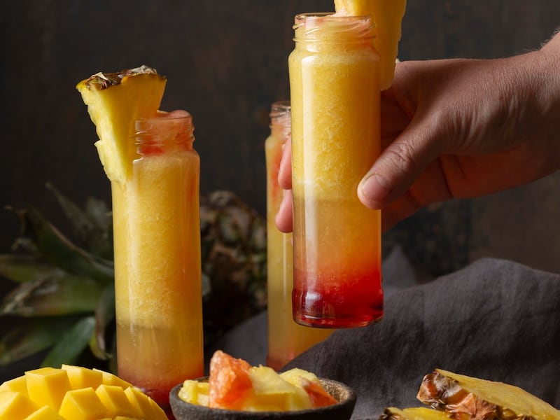 Descubre recetas refrescantes con jugo de tomate que transformarán tus días de calor extremo en experiencias deliciosas
