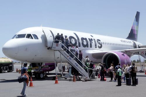 Aeropuerto de Puebla suspende vuelos por caída de ceniza