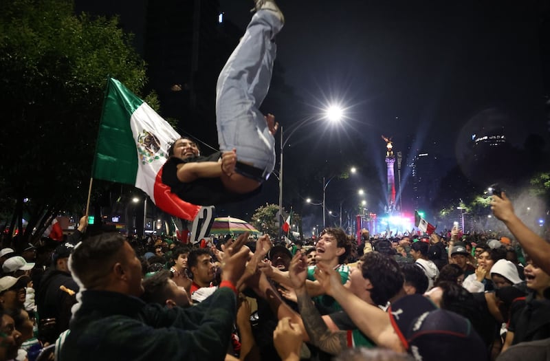 Mexicanos se han congregado en el Ángel de la Independencia.