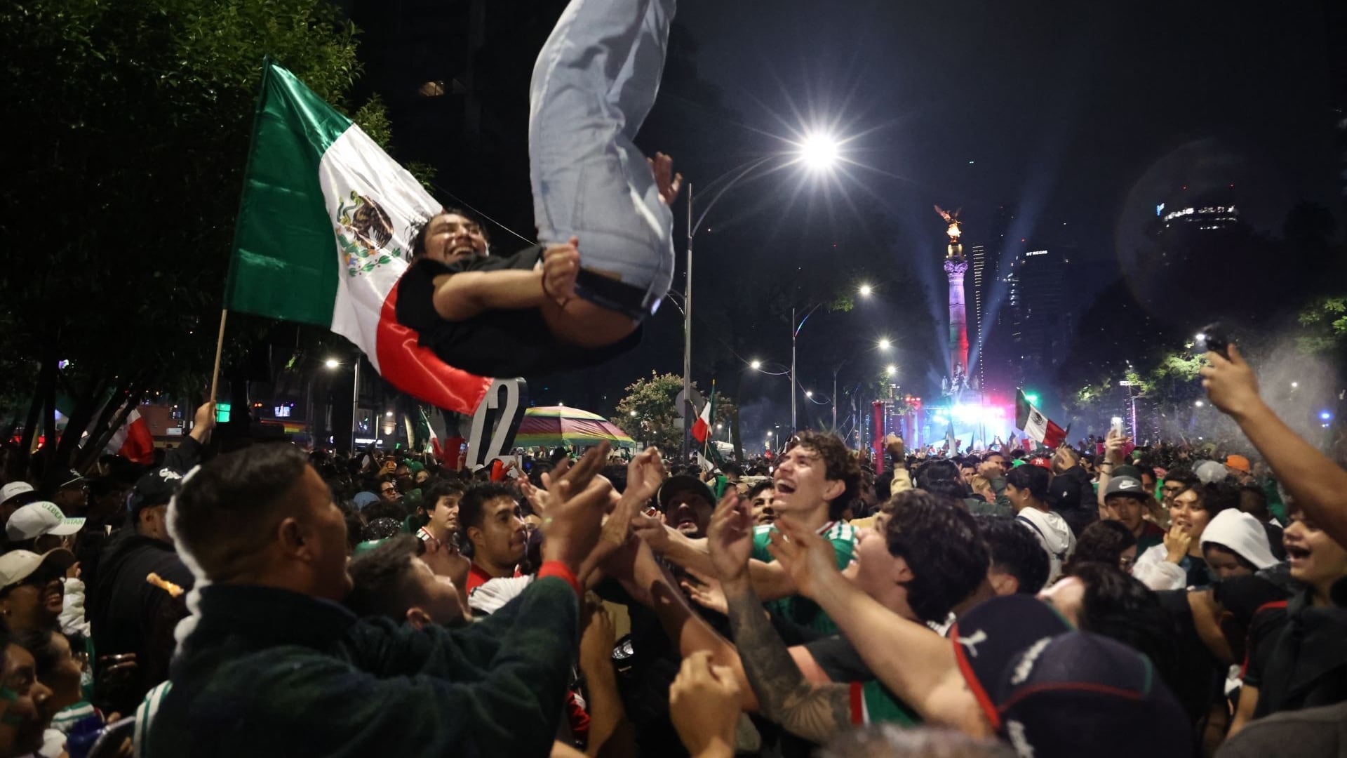 Mexicanos se han congregado en el Ángel de la Independencia.