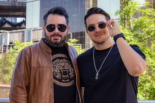 José Eduardo y Vadhir Derbez no saben si son los más normales o los más raros de la familia