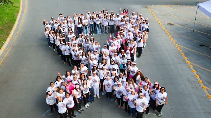Las mujeres formaron un lazo rosa de vida para lanzar un importante mensaje de concientización.