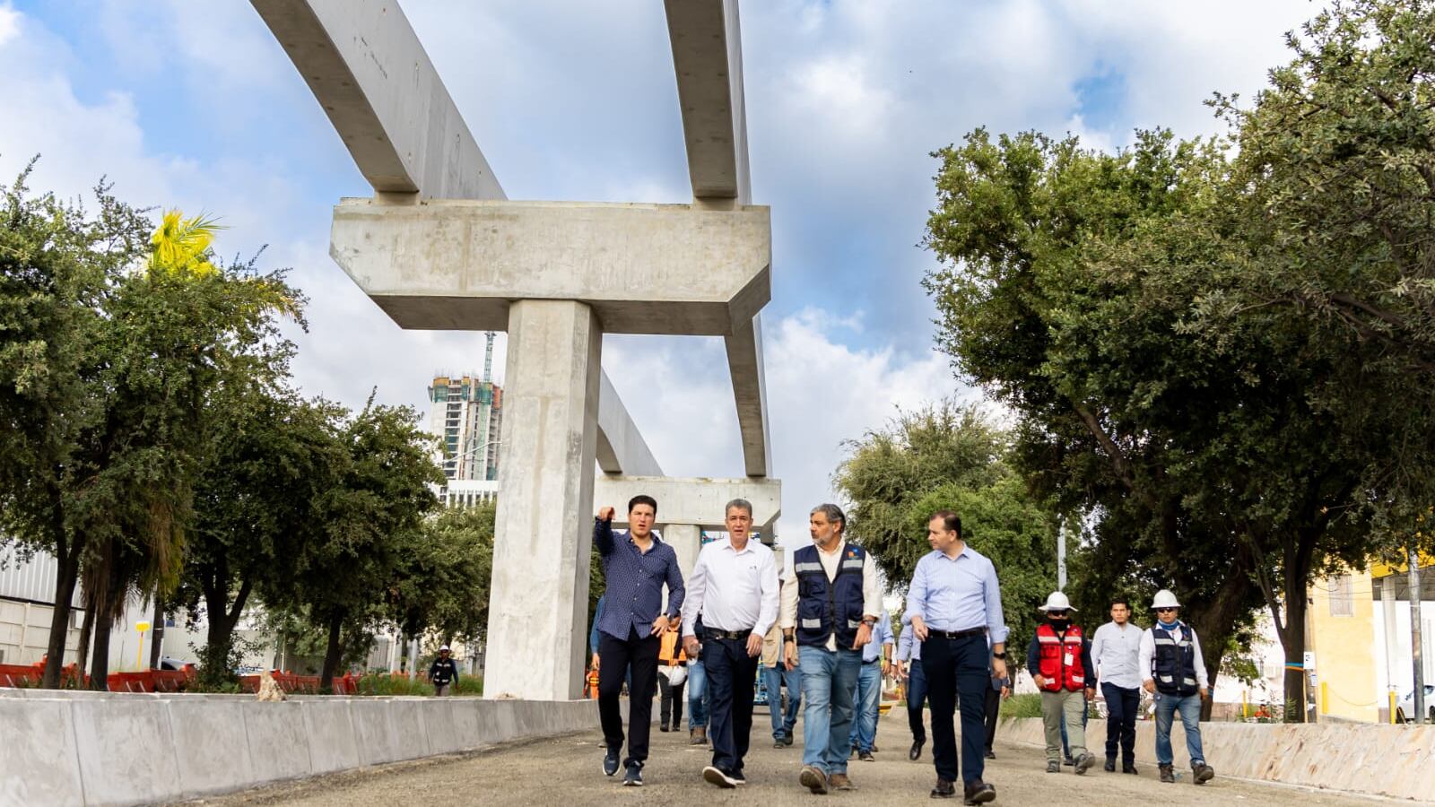 García recorrió la obra y dijo que para el Mundial, al menos deberá estar listo el Metro de Gonzalitos al aeropuerto.