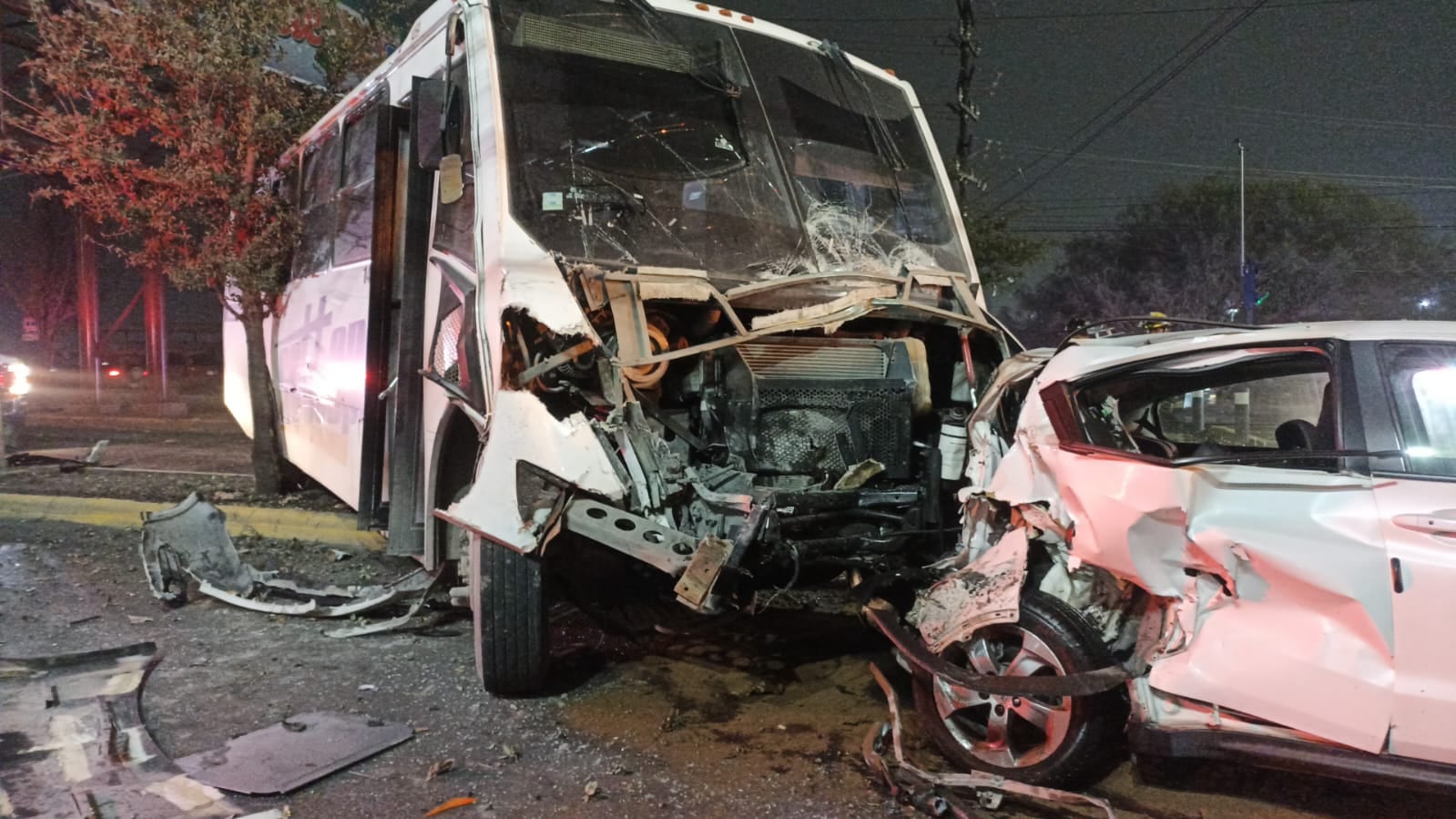 De los más de 30 lesionados 10 recibieron pase directo a la Clínica 21 del IMSS.