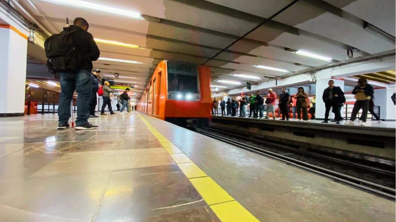 Línea 2 con problemas en el avance de trenes