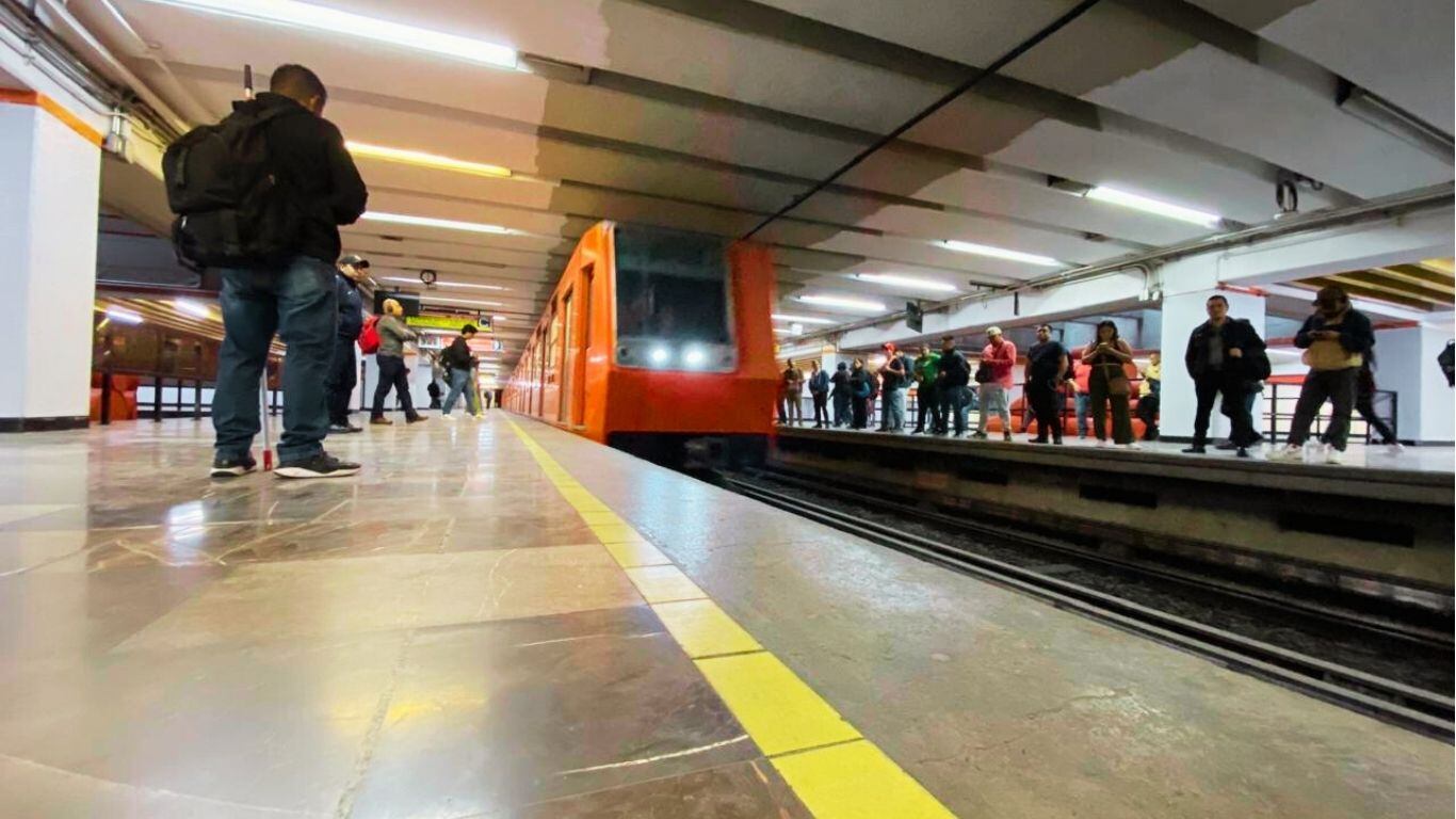 Línea 2 con problemas en el avance de trenes