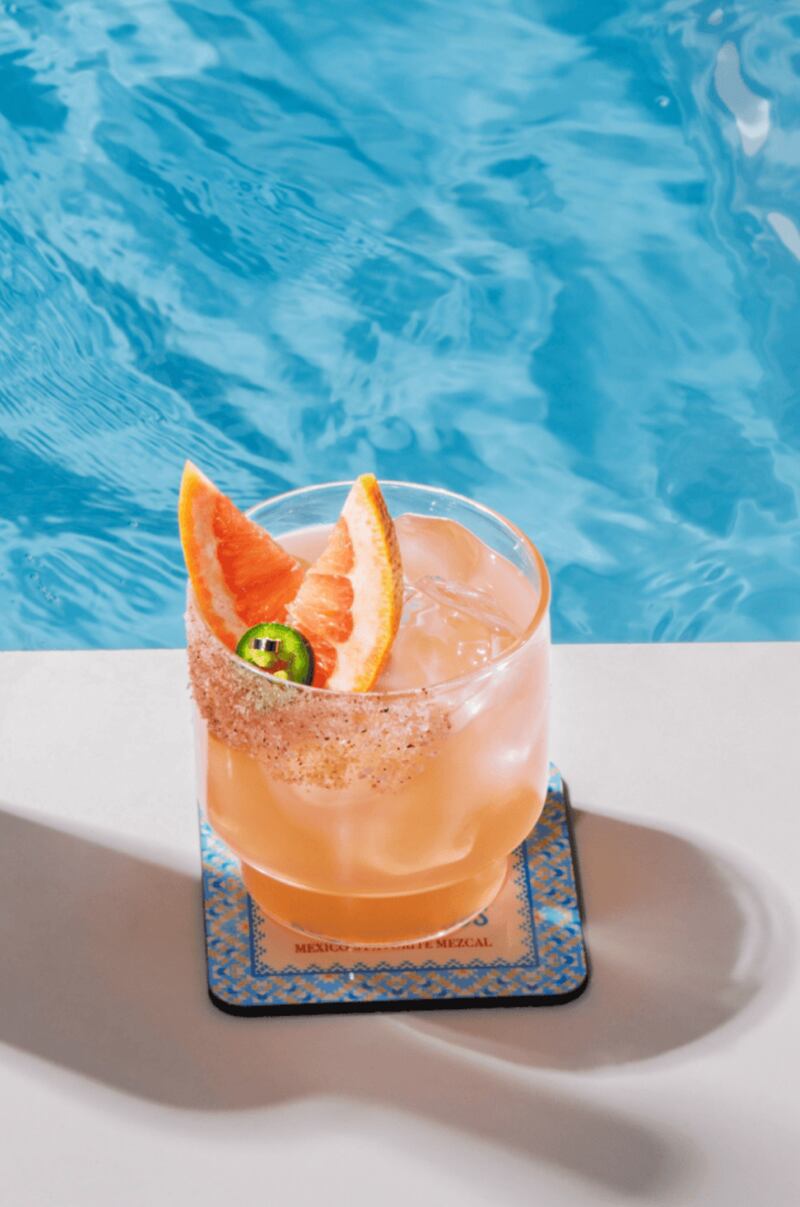 Te compartimos recetas fáciles y deliciosas para preparar con mezcal, ideales para disfrutar entre amigos, en la playa o en casa con mucho estilo