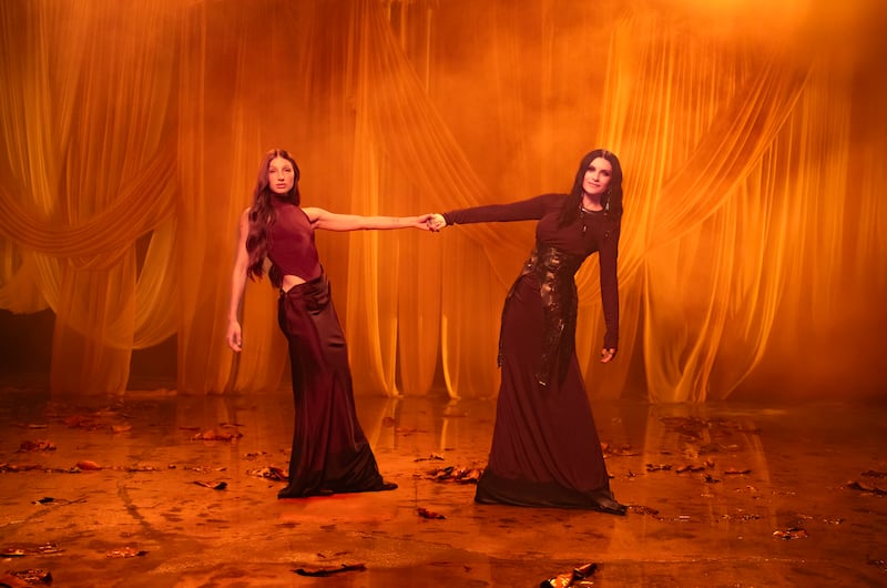 Laura Pausini y Yami Safdie unen sus voces en la nueva versión de “Eso y más”