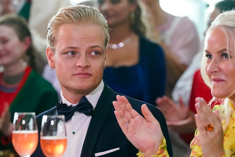 Marius Borg, el hijo de Mette-Marit de Noruega, permanecerá una semana en prisión y se enfrenta a dos nuevos cargos