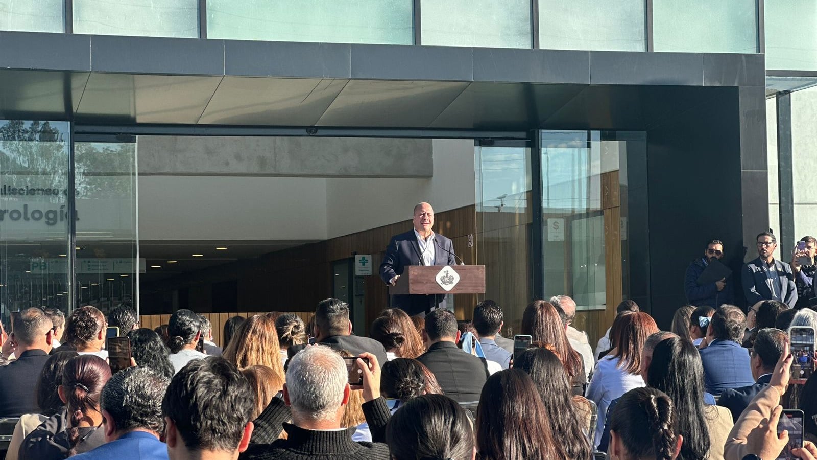 En la colonia Miramar en el municipio de Zapopan, se inauguró el Instituto Jalisciense de Cancerología, una obra que busca transformar la atención oncológica en la región Occidente del país. Con una capacidad para atender a más de 500,000 pacientes. Este edificio estuvo en obra gris durante varios años, en la administración pasada, hasta que se decidió culminar el proyecto que marcará el sistema de salud de Jalisco y México.