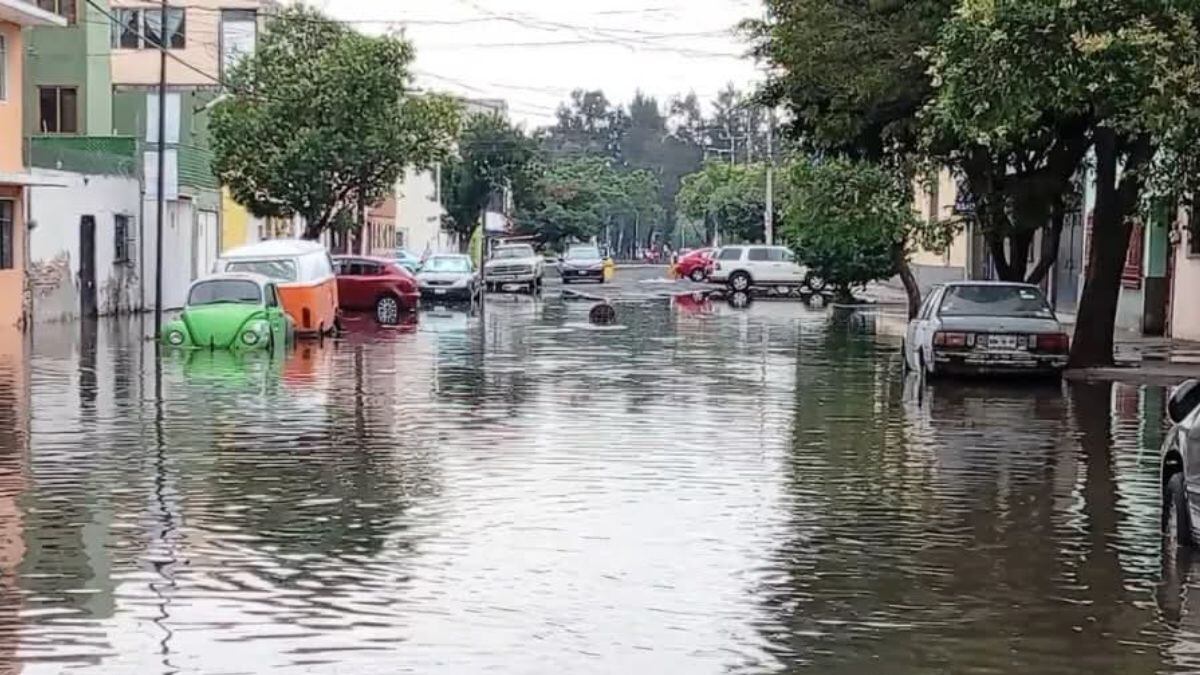 Video: Megafuga de agua inunda calles en Venustiano Carranza tras más de 20 horas sin reparación