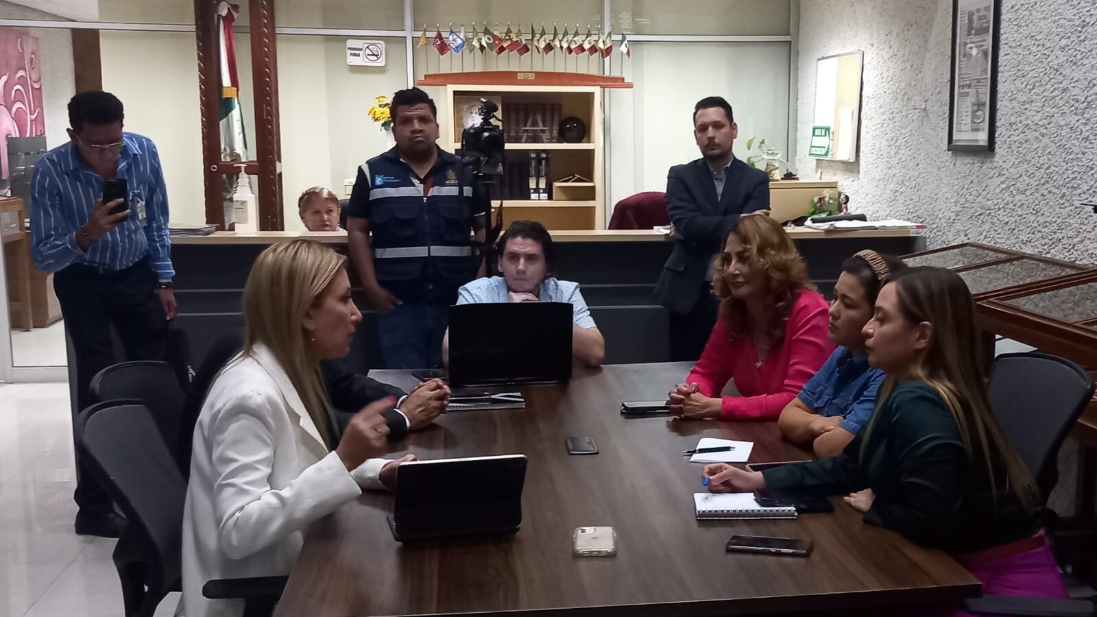 La secretaria de Salud se reunió con diputados del Congreso local para trabajar sobre la ley.
