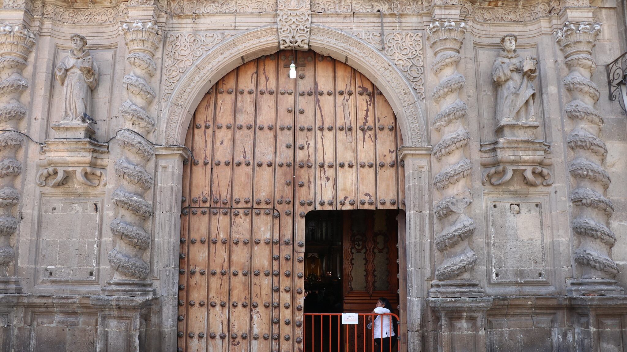 El edificio sufrió daños severos cuando se le aplicaron sedimentos para evitar la vibración de la tuneladora que pasó por debajo.