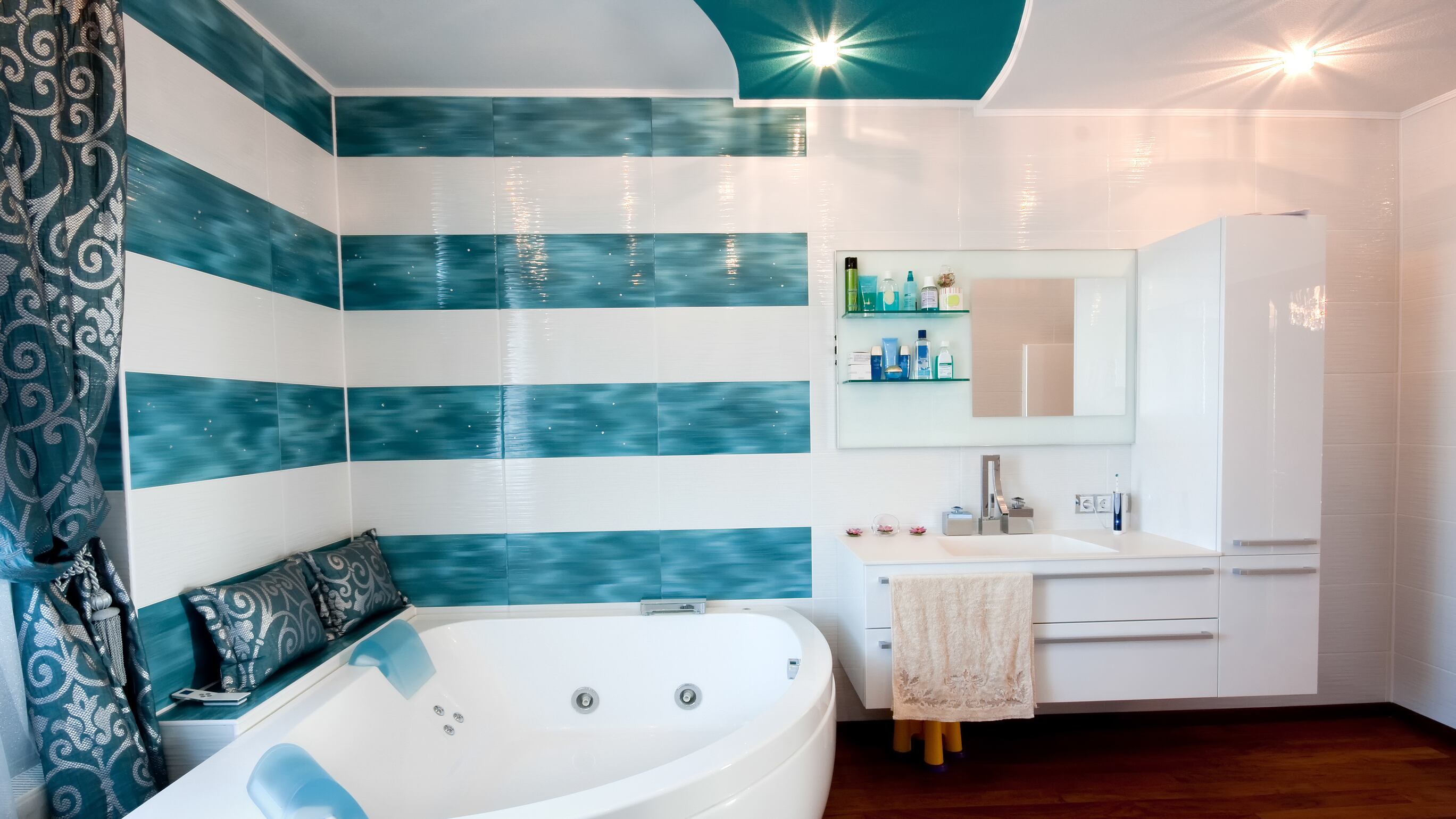 C·Bath, la propuesta integral de baño de Cosentino engloba propuestas y ambientes completos de baño a partir de las aplicaciones de las superficies de la firma española, tales como revestimientos, pavimentos, encimeras, platos de ducha, lavabos o mobiliario