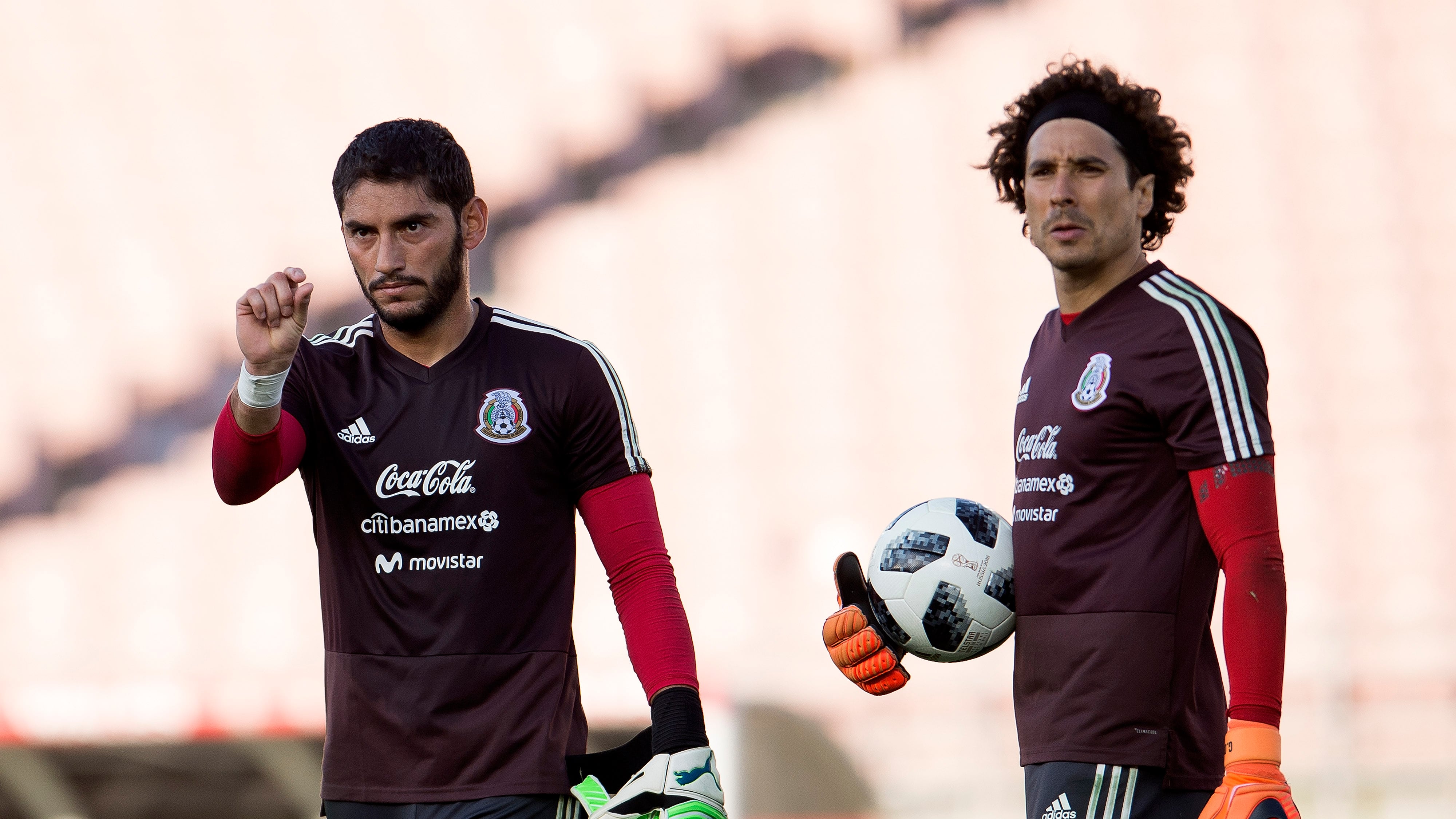 Jesús Corona y Guillermo Ochoa compitieron por la titularidad en Selección mexicana durante cuatro procesos mundialistas.