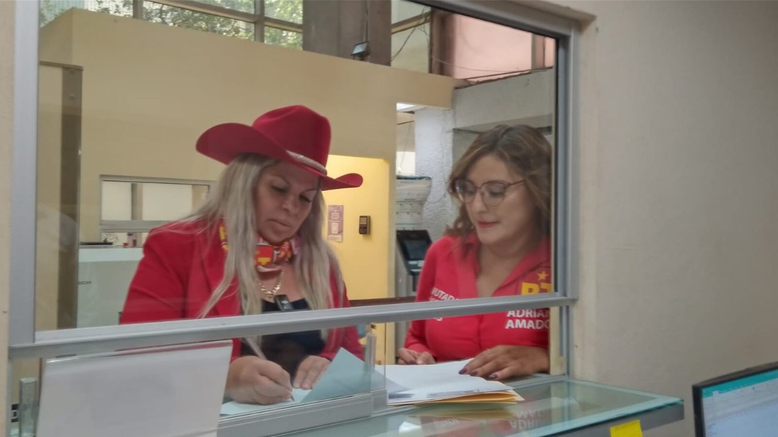 Las candidatas presentaron la iniciativa en Congreso del estado.