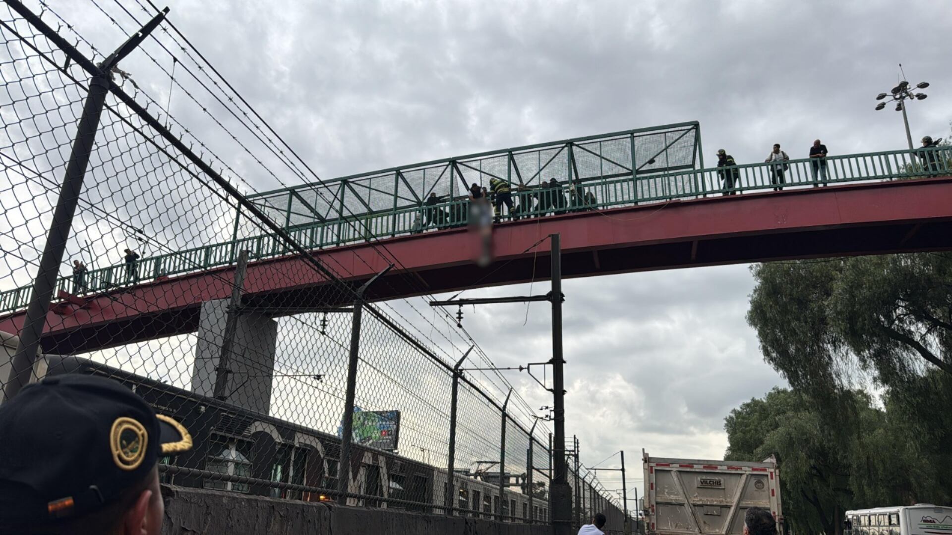 Videos en redes sociales captaron el momento en que cuerpos de emergencia intentaban salvarlo frente a transeúntes