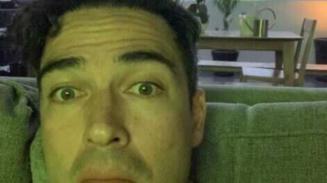 Alfonso Herrera se quita la barba y queda igual a Miguel Arango