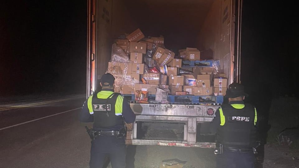Elementos de la Policía Estatal de Caminos localizaron la caja refrigerada con helados durante un patrullaje en la carretera Silao–San Felipe; la unidad tenía reporte de robo en Jalisco.