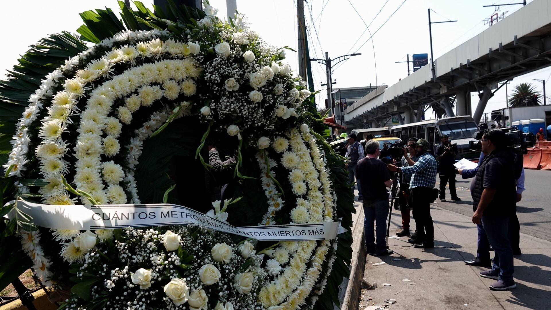 Misa de las familias afectadas a dos años de la caída de la línea 12 del metro frente a la estación Olivos.