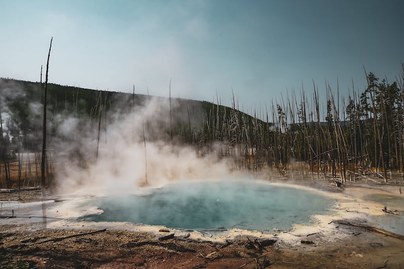 Disminuir la tensión muscular, mejorar la apariencia de la piel y aumentar la circulación sanguínea son algunos de los beneficios más conocidos de las aguas termales. Fotos: Freepik y Unsplash.