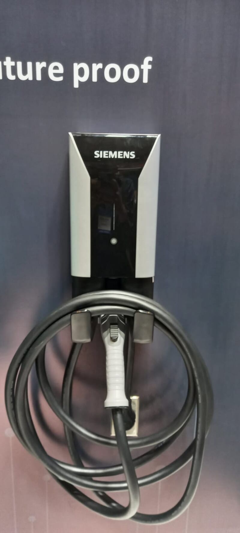 Los cargadores para autos eléctricos, que además son universales, tienen un costo de 900 dólares.