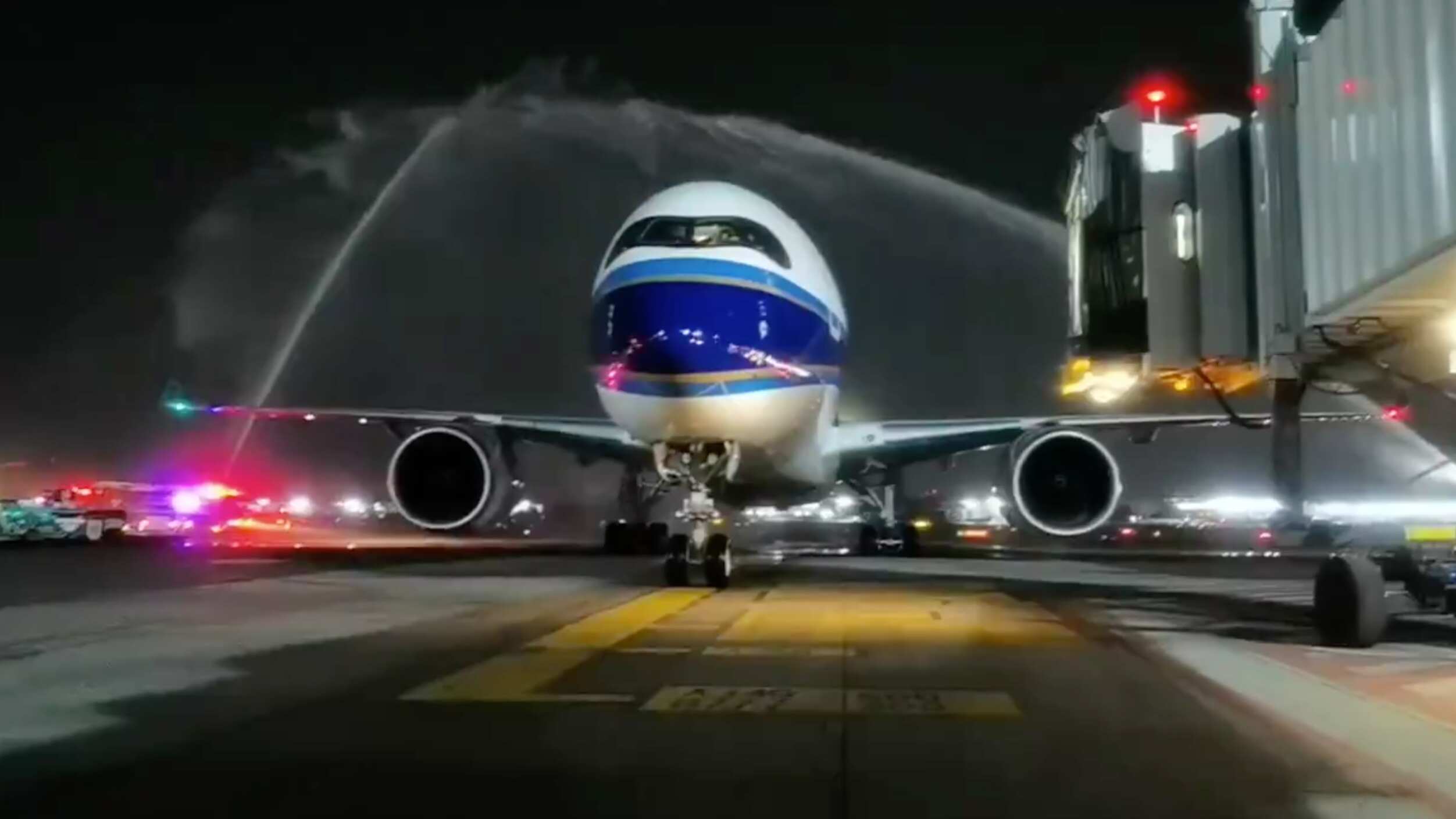 Funcionarios de ambos países aplaudieron el primer vuelo después de la pandemia. (Especial)