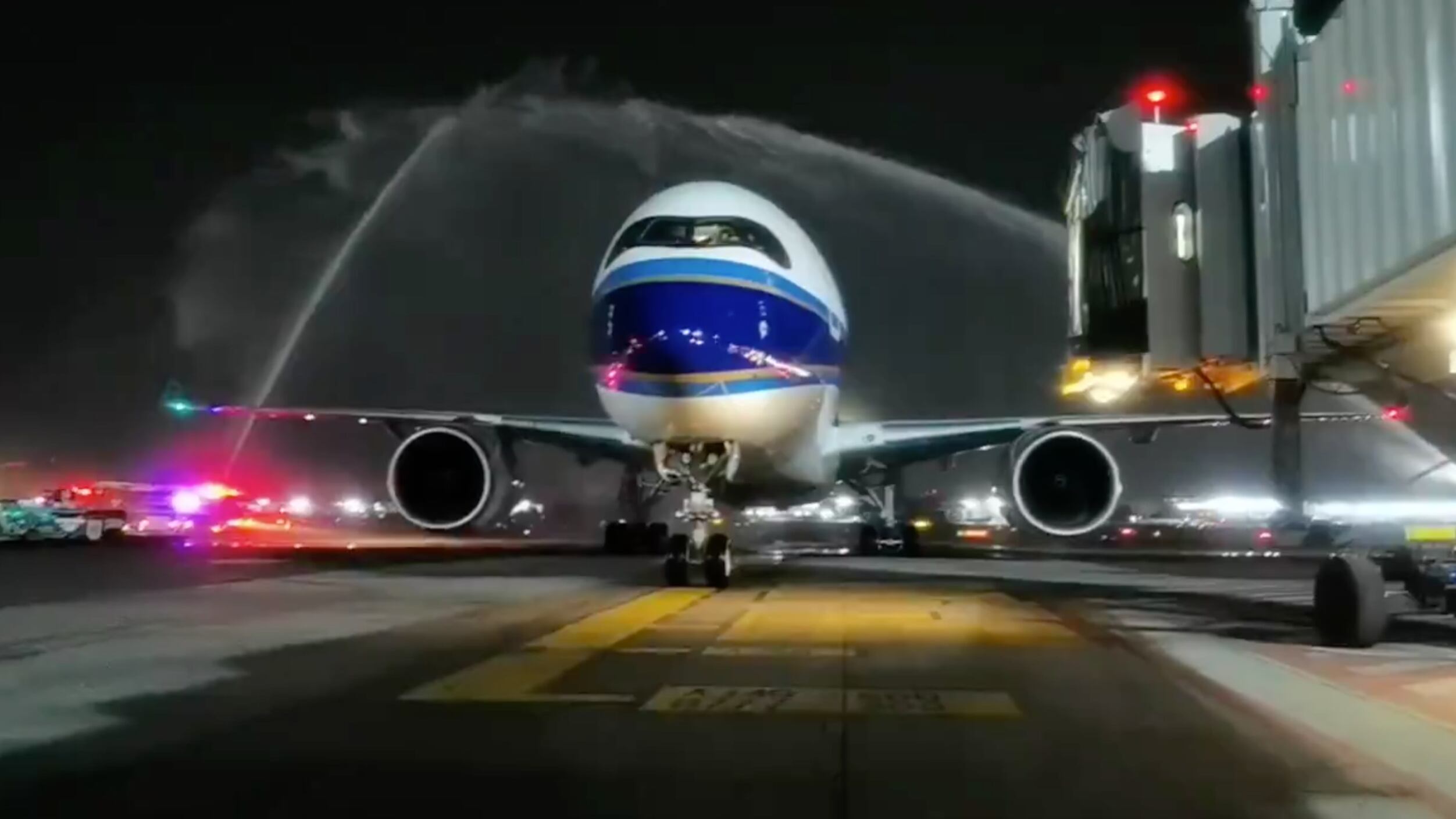 Funcionarios de ambos países aplaudieron el primer vuelo después de la pandemia. (Especial)