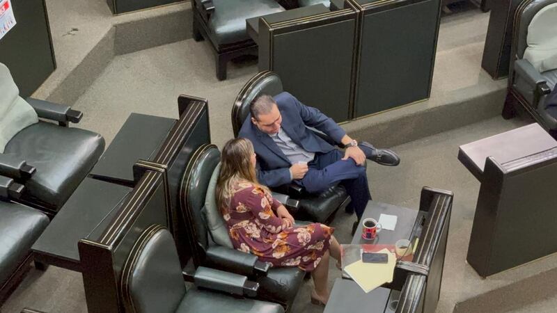 Anylú Bendición Hernández fue vista conversando con el coordinador del PRI, Heriberto Treviño Cantú.