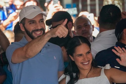 Nayib Bukele arrasa en elecciones para permanecer en presidencia de El Salvador hasta 2029