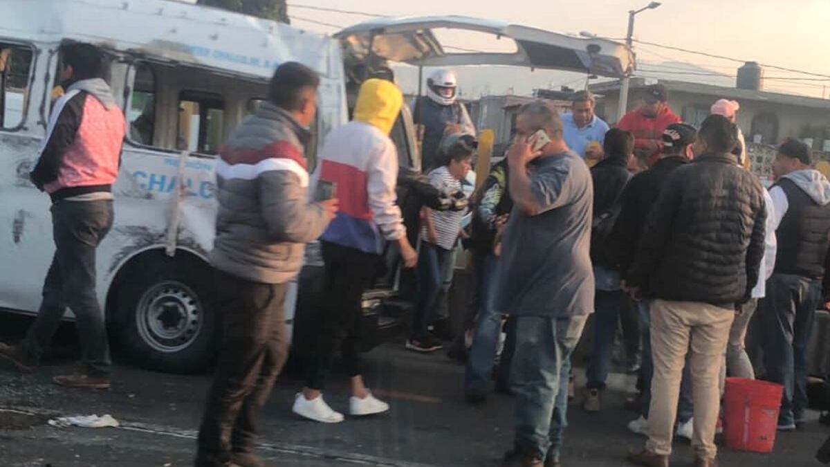 14 lesionados tras volcadura de combi en la México-Puebla