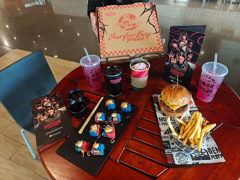 Hamburguesas negras, pizzas del Upside Down, bebidas que cambian de color y postres dignos del Mundo del Revés forman parte de la experiencia culinaria creada especialmente para celebrar la temporada 5