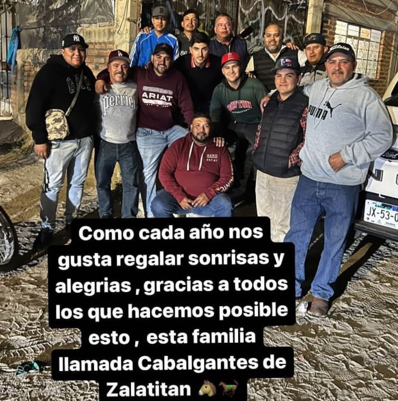 Víctor Guzmán repartió regalos en Zalatitán, Jalisco.