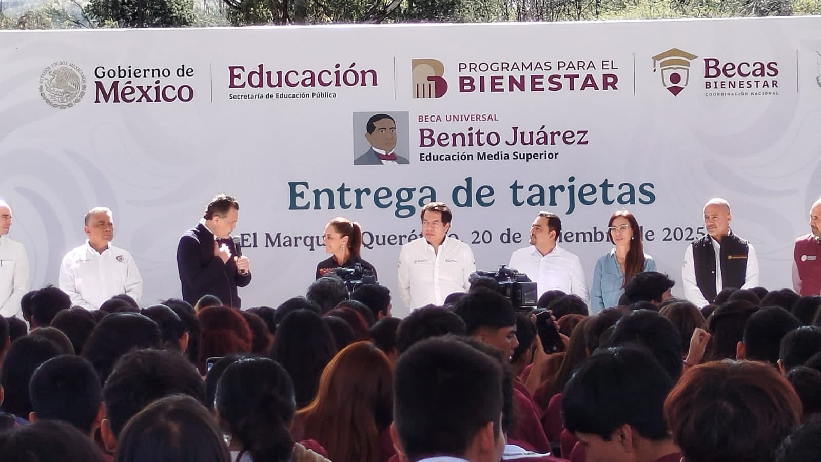 En visita a Querétaro Claudia Sheinbaum habla sobre factores que dificultan acceso a la educación en México; entrega becas