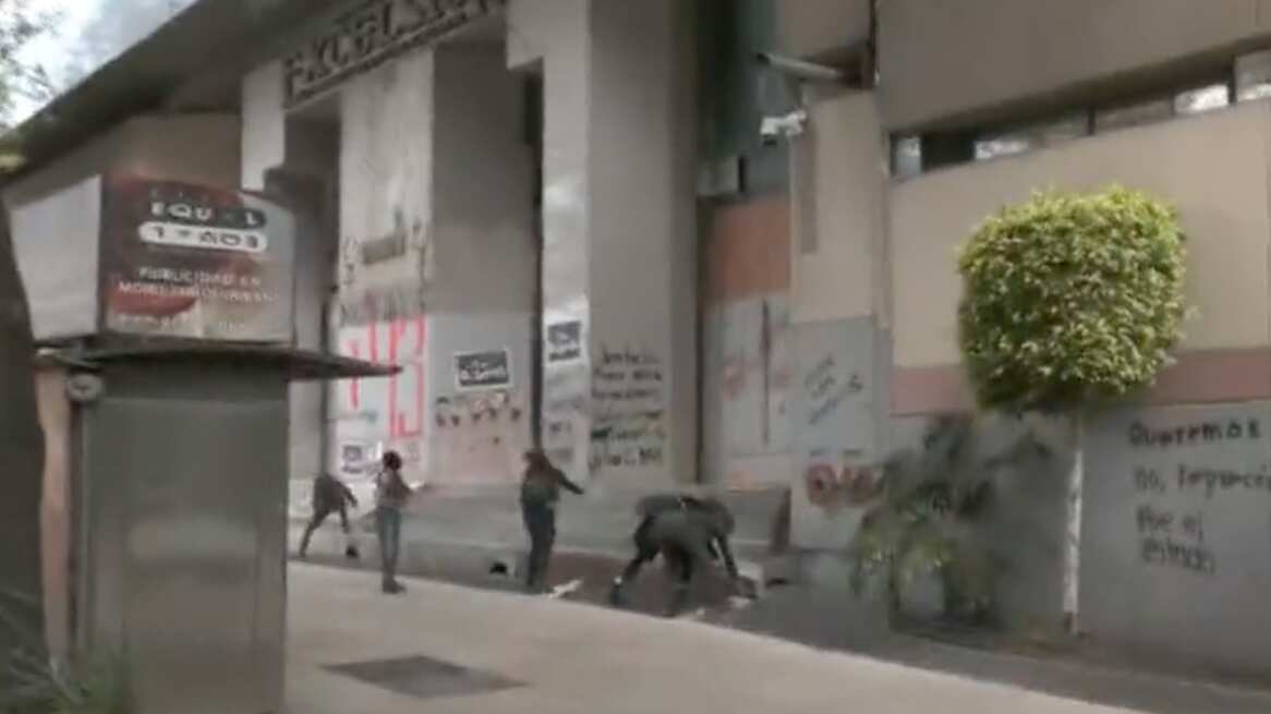 Encapuchados se separan de marcha por Ayotzipana y rompen vidrios