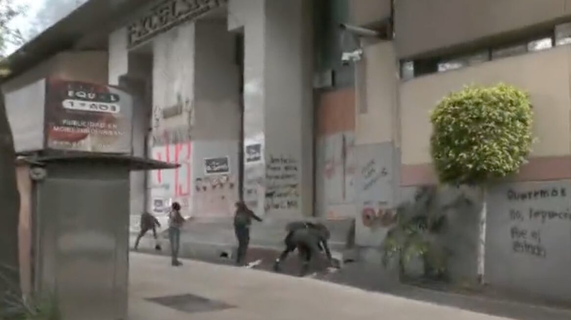 Encapuchados se separan de marcha por Ayotzipana y rompen vidrios