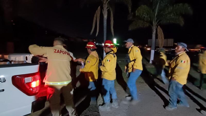 Autoridades trabajan para eliminar los puntos de calor en el incendio de El Tepopote; durante la madrugada estuvieron laborando sin descanso.