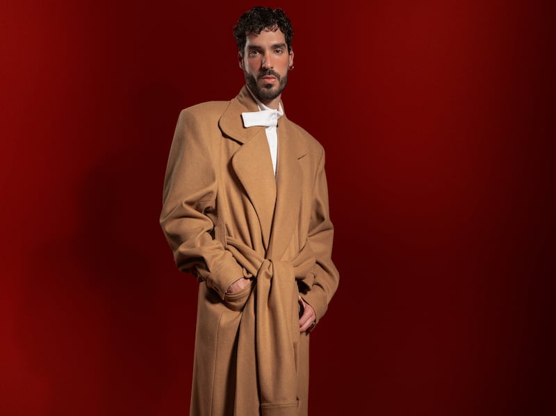 Una colección que transforma el gesto de amarrar una chaqueta en alta costura emocional