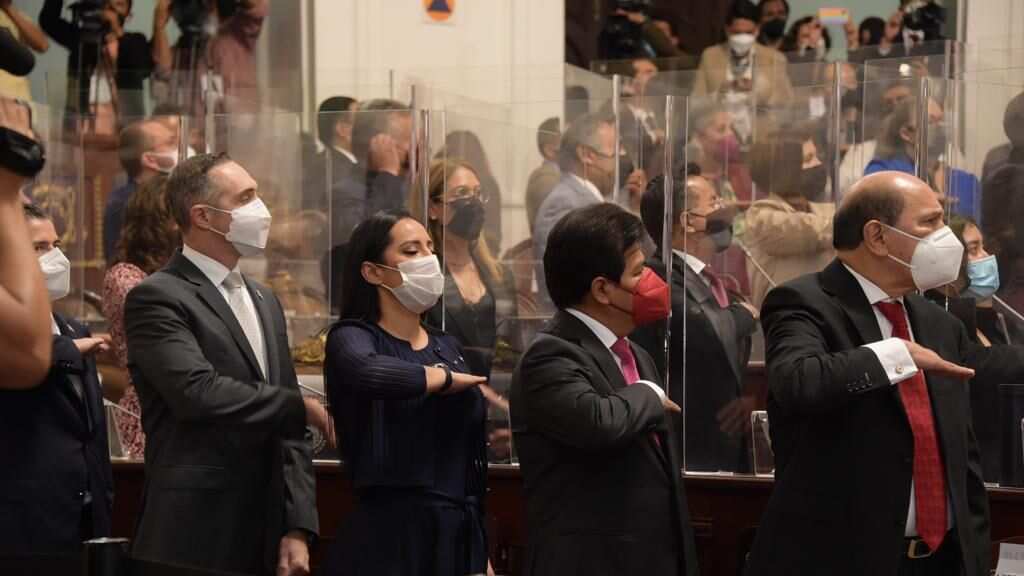 Alcaldes rinden protesta en el Congreso de la CDMX.