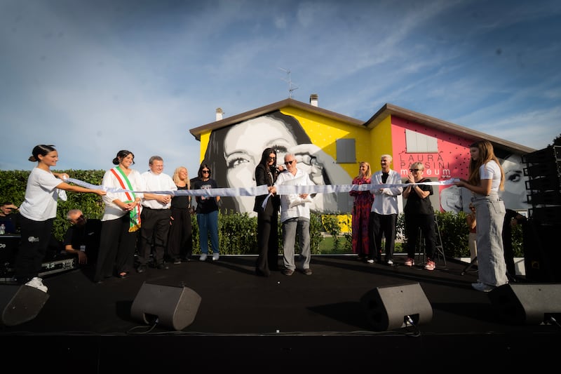 Laura Pausini vuelve a sus raíces e inaugura museo conmemorativo en Italia