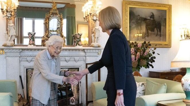 La reina Isabel junto a la nueva primera ministra del Reino Unido, Liz Truss